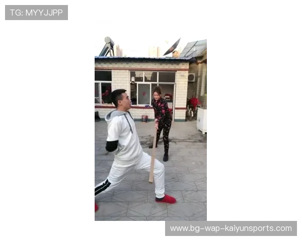 左勾拳低扫组合展现极高技术