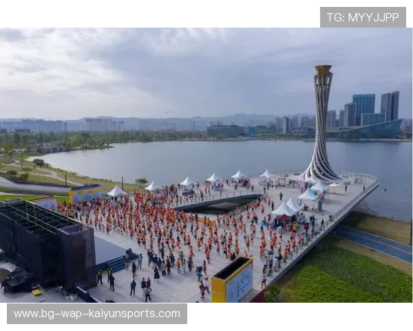 “东安湖体育公园：水上龙舟竞速，选手决战激流”